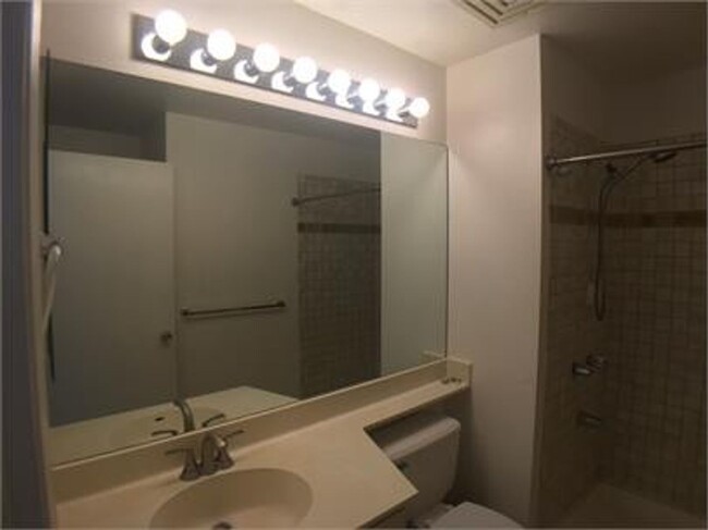 Building Photo - Great 2bd/2bath unit with 2 parking stalls...