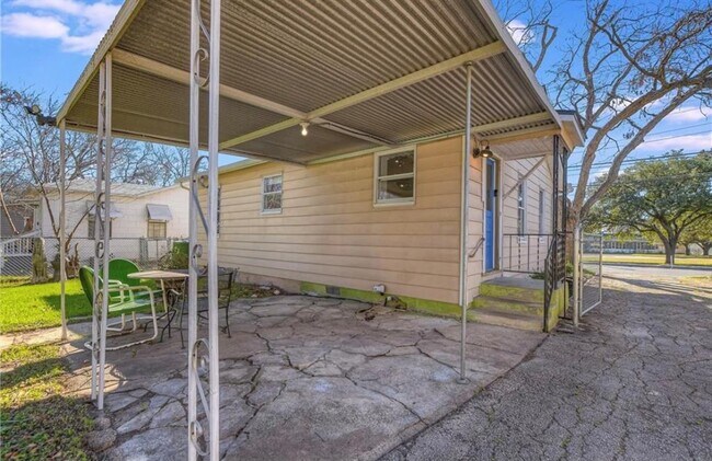 Building Photo - 504 Denson Dr