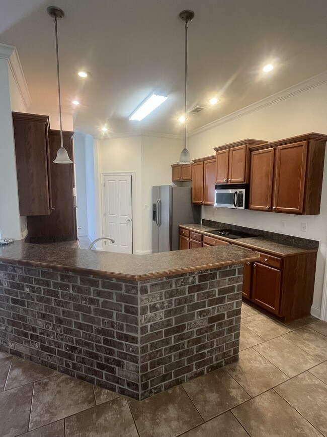 Kitchen Bar Top - 110 Sawmill Creek Rd