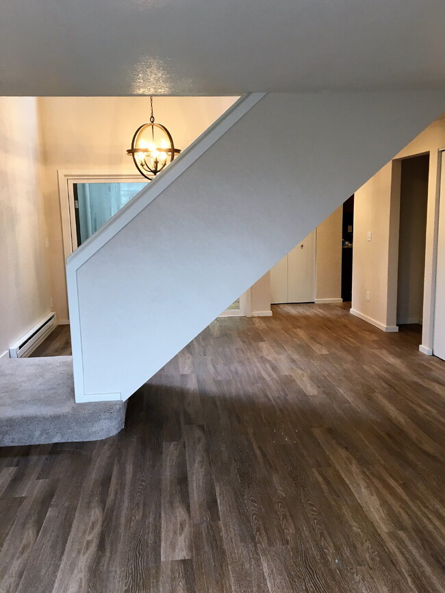 Building Photo - Charming 2-Bed, 2-Bath Condo in Des Moines, Walking Distance to the Marina!!!