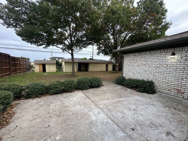 Building Photo - PLANO 4-bed 3-bath 2-car garage with huge workshops