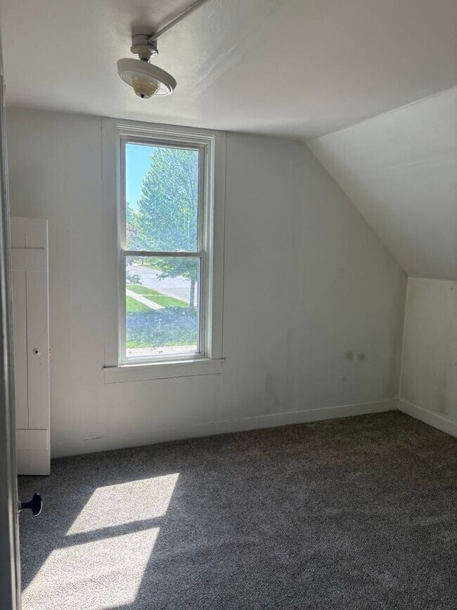 Building Photo - SPACIOUS 4 BEDROOM HOME READY FOR YOU