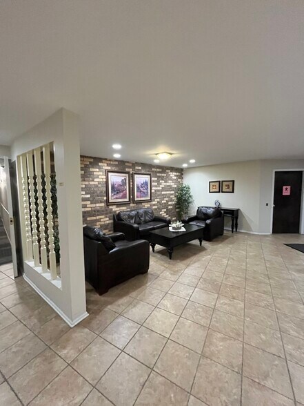 Building Photo - 3350 N Carriageway Dr