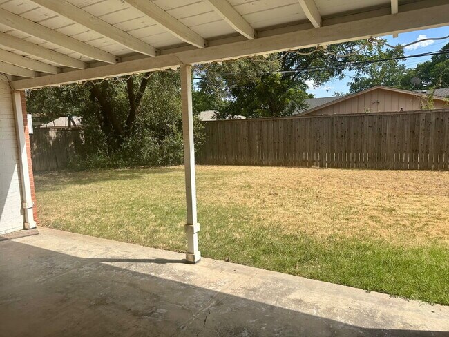 Building Photo - Spacious 4 bed 3 bath home!