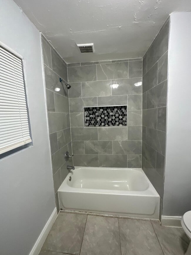 Building Photo - Fully Renovated 3/1 Single Family House Available for Immediate Rent!