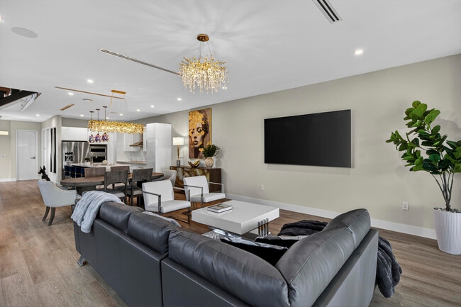 Building Photo - 1121 NE 17th Ave