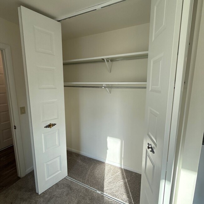 Building Photo - 2239-2239 N Thompson Rd