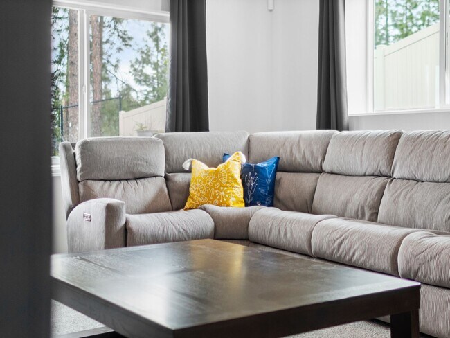 Building Photo - 4 bedroom Modern Home at Eagle Ridge Estates