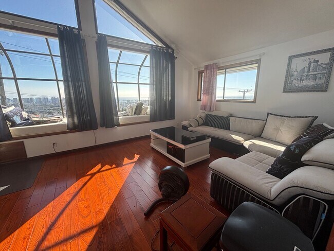 Building Photo - 1055 Alewa Dr