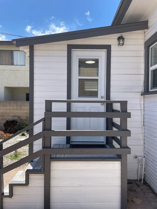 Building Photo - 1110 W 164th St