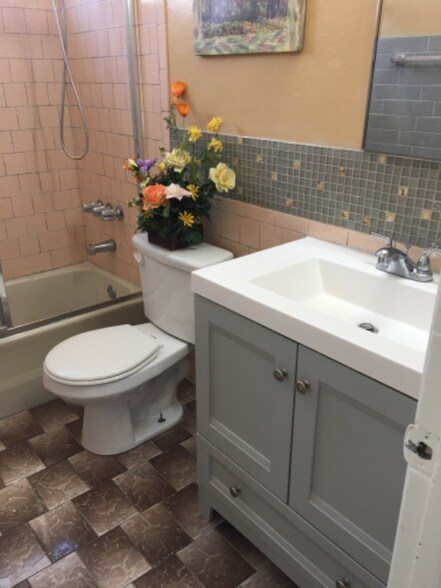 Building Photo - 161 W Ave 28