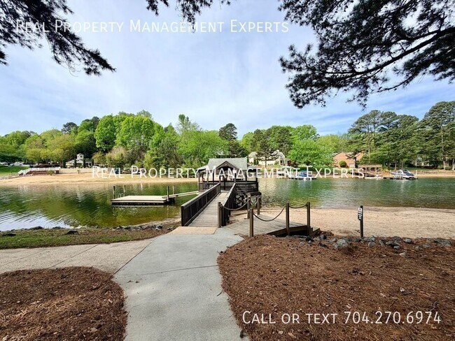 Building Photo - 20119 Henderson Rd