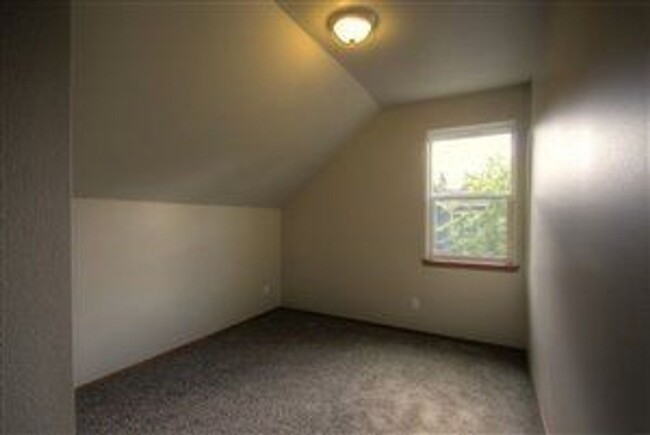 Building Photo - Lease Take Over - 1 bd in a 4 bd house