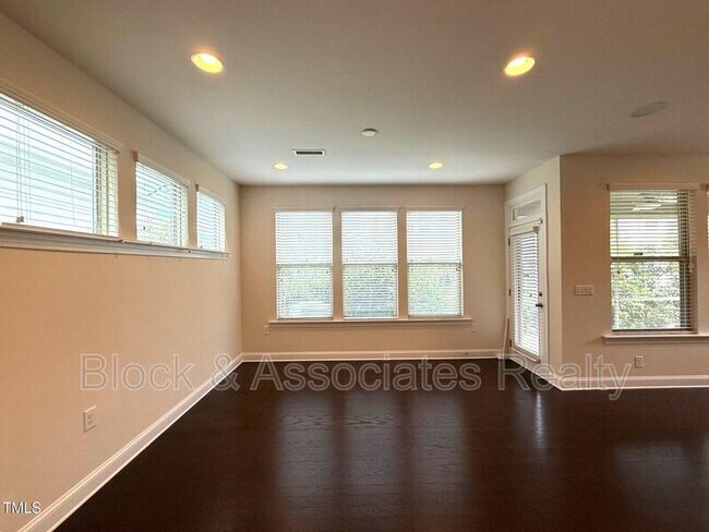 Building Photo - 238 Begen St