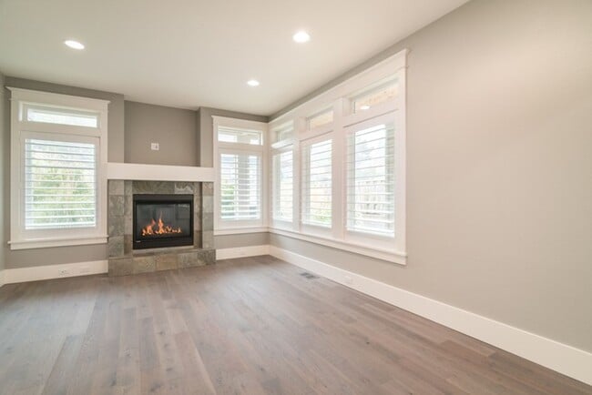Building Photo - Luxury Townhome in the Heart of Lake Osweg...