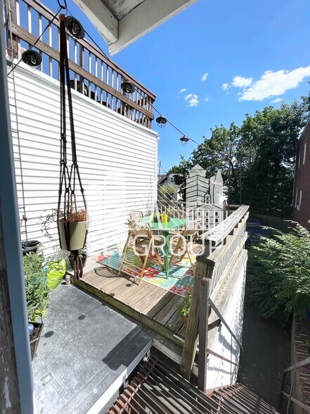Building Photo - 76 Thorndike St