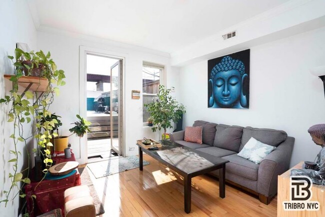 Building Photo - 3 bedroom in ASTORIA NY 11105