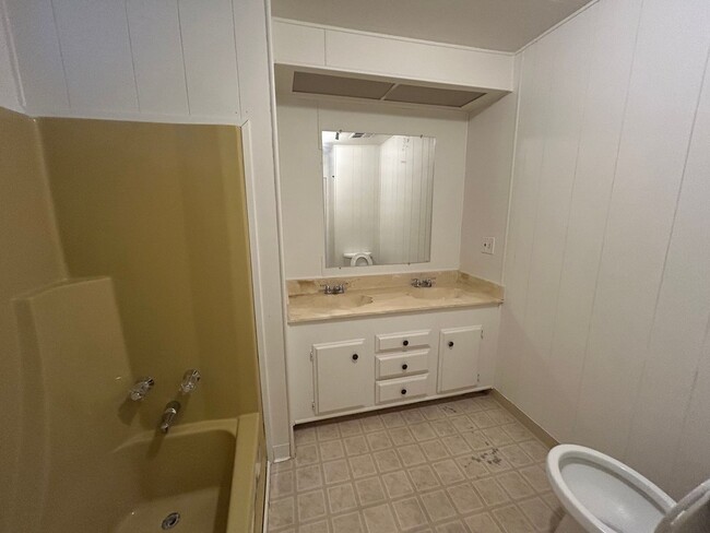 Building Photo - Cozy two bed two bath located in 55+ Commu...