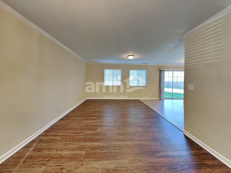 Building Photo - 107 Oak Knoll Dr
