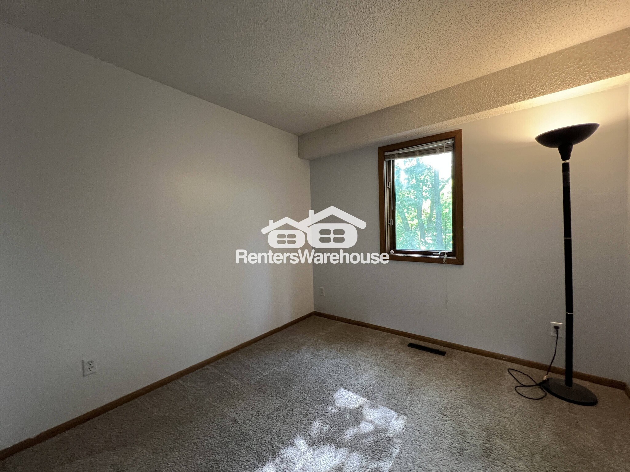 Building Photo - 13100 Vernon Ave
