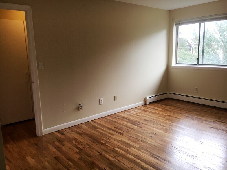 Building Photo - 698 Farmington Ave