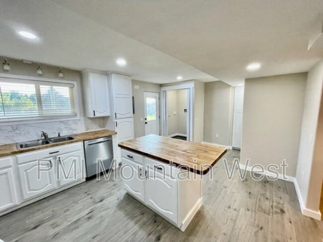 Building Photo - 762 Lacey Way