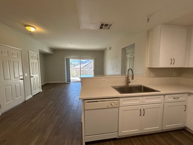 Building Photo - Temecula PKwy. 1 Bedroom, 1 Bath Condo with Garage