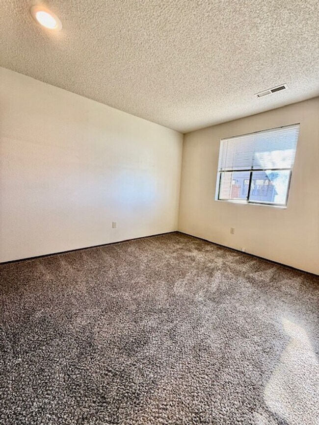 Building Photo - 1211 W Ivy Ave