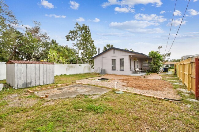 Building Photo - 2 Bedroom 2bathroom with Bonus Room in St....