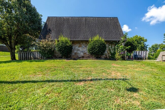 Building Photo - 9104 Woodpark Ln NW