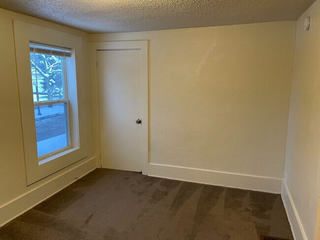 Building Photo - 325 E Hillsdale St