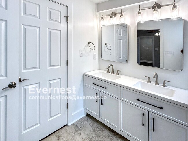 Building Photo - 4-Room Home in Prime Location Near Schools...