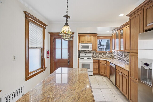 Building Photo - 166 Franklin Ave