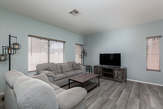 Building Photo - 3 bedroom home located near 215 Freeway and shopping.