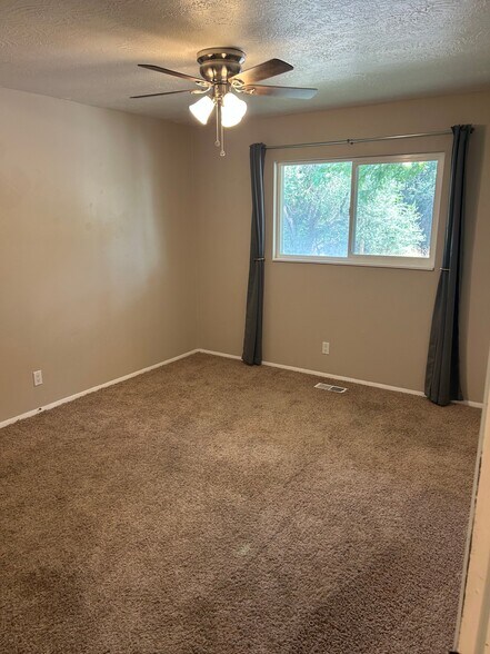 Building Photo - 368 Weaver Ln