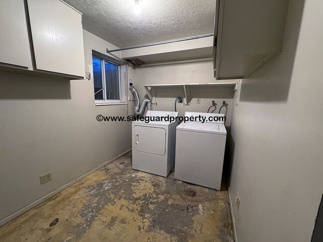 Building Photo - Spacious Holladay 3 Bedroom Duplex with 2-...