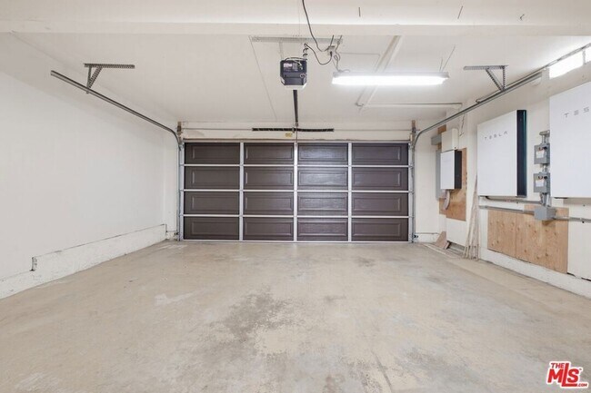 Building Photo - 833 Shadow Lake Dr