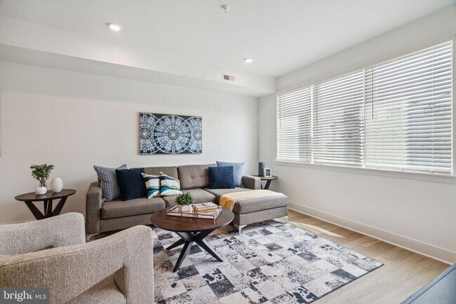 Building Photo - 1419 W Grange Ave