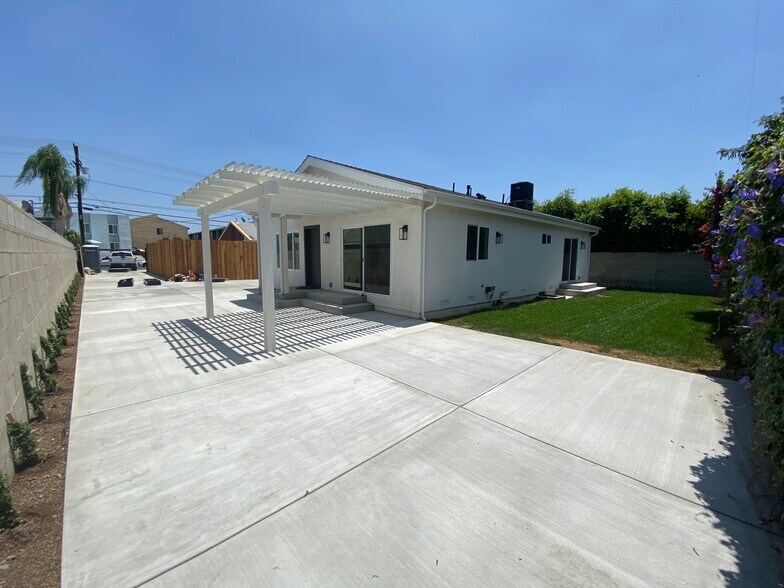 Building Photo - 6733 Glade Ave