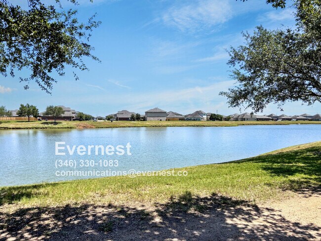 Building Photo - 3-Bedroom Home with Scenic Community Ameni...