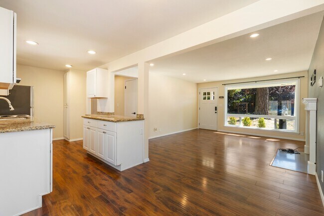 Building Photo - Light-Filled 3BR Home w/ Large Fenced in Yard