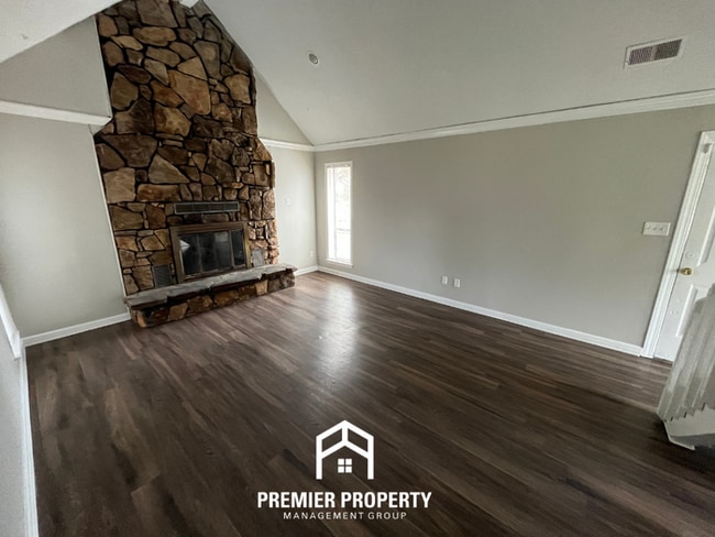 Building Photo - 3-Bedroom Single-Family Home for Rent in Memphis, TN - Vaulted Ceilings & Fenced Yard