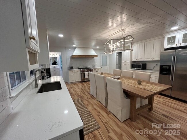 Building Photo - 10316 Whitethorn Dr