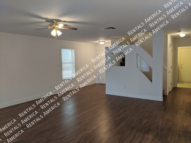 Building Photo - 895 E Lakeview Dr