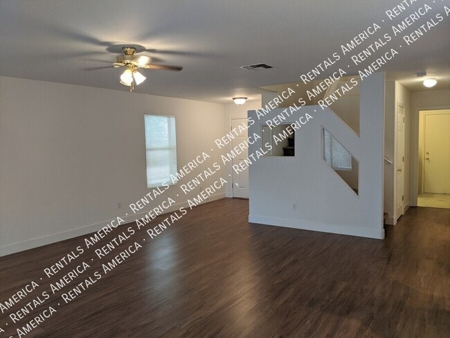 Building Photo - 895 E Lakeview Dr