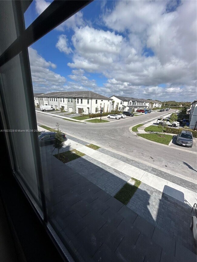 Building Photo - 2112 Appleton Cir S