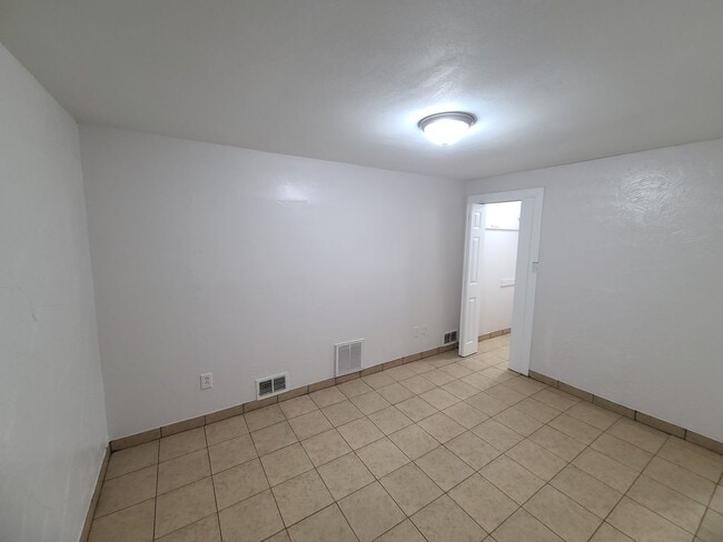 Building Photo - BRAND NEW RENOVATION! Spacious 5-Bed/2-Bat...