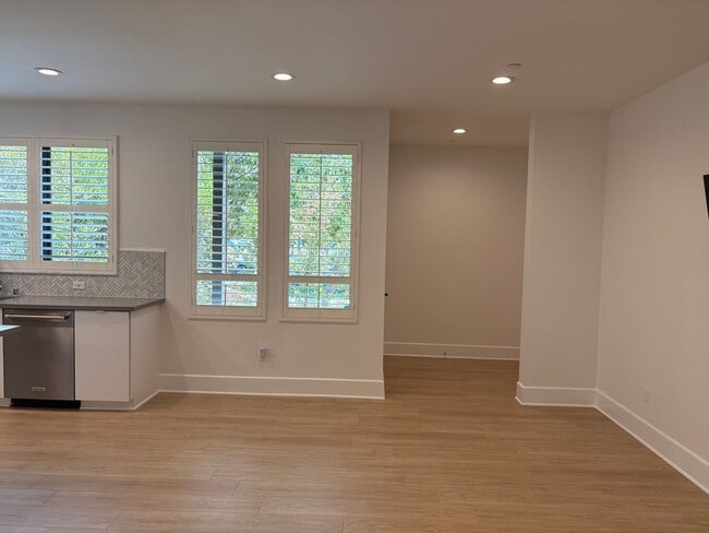 Building Photo - Luxury 3+3 Townhome in prestigious Crescen...