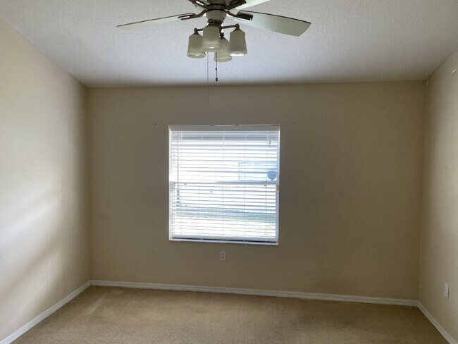 Building Photo - 3 Bedroom, 2 Bath Available Now in Beautif...