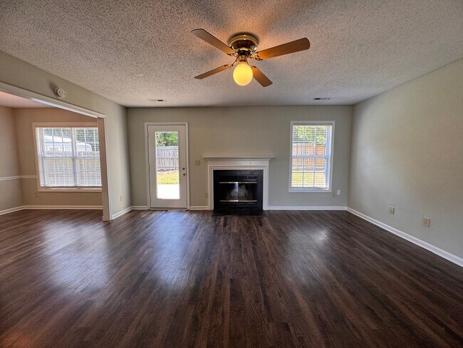 Building Photo - 3BR 2BA One Story Home with Garage